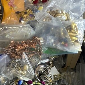 Assorted vintage jewelry